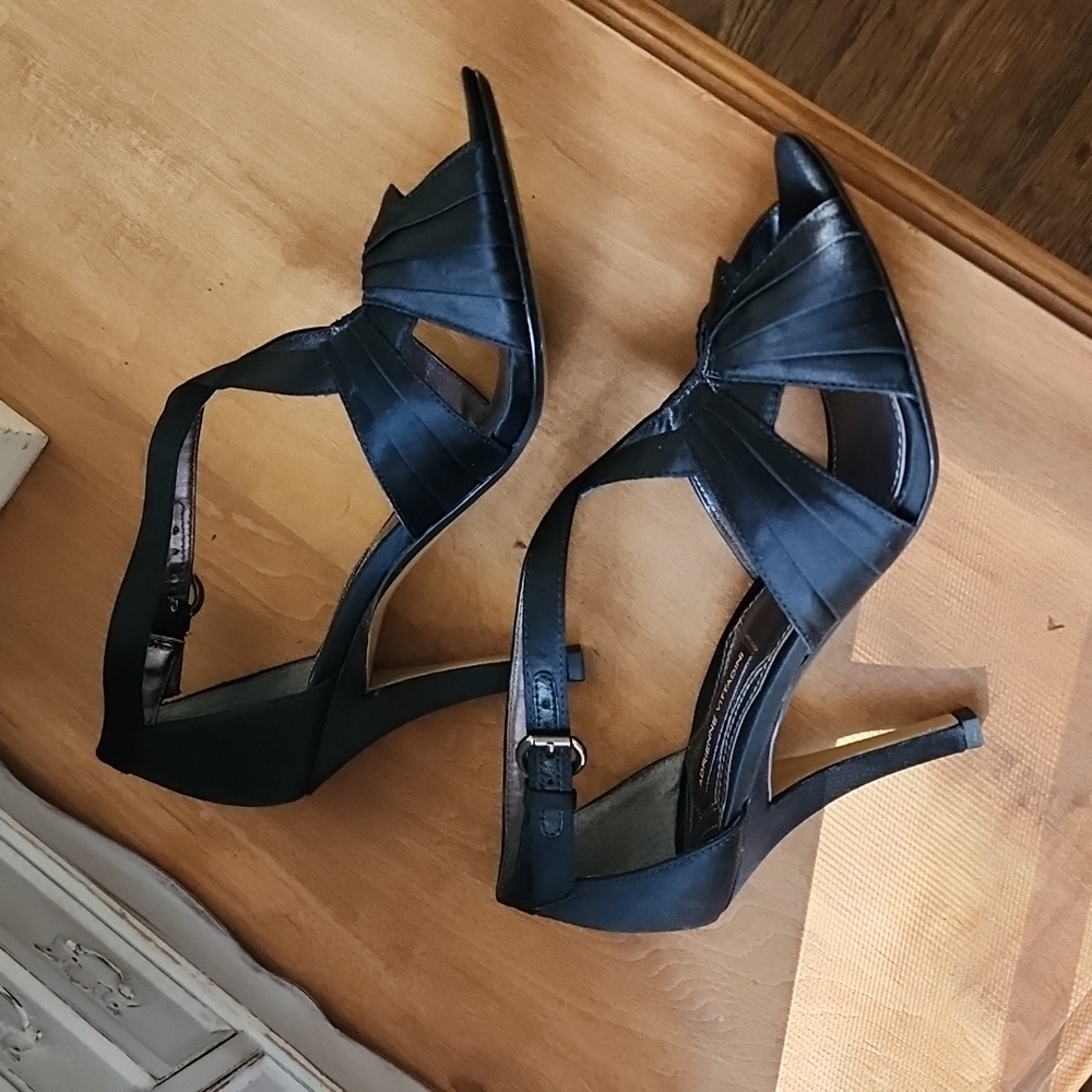 Adrienne Vitadini black satin heals, size 8